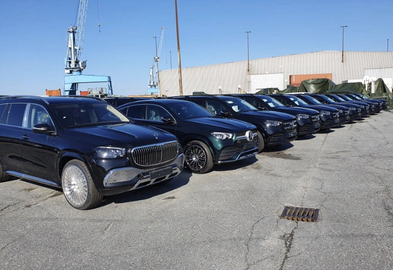 Mehrere gepkarte schwarze Autos